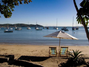 Pé na Areia da Praia dos Ossos e Próx. à Rua das Pedras Por Luxury Rentals